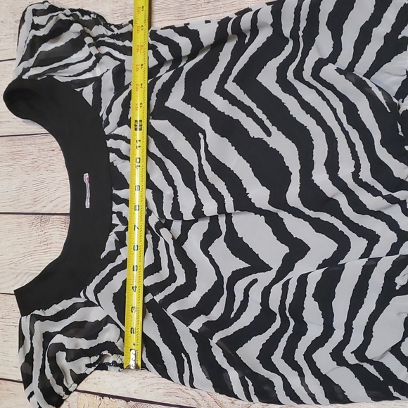 Women’s Zebra Print Three Pink Hearts Shirt 🖤 Size XL - Picture 5 of 9